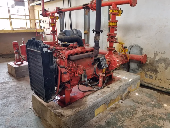 Casa de bombas com equipamentos e tubulações de combate a incêndio