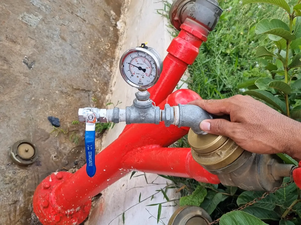 Verificação de hidrante com manômetro, acervo INCESA