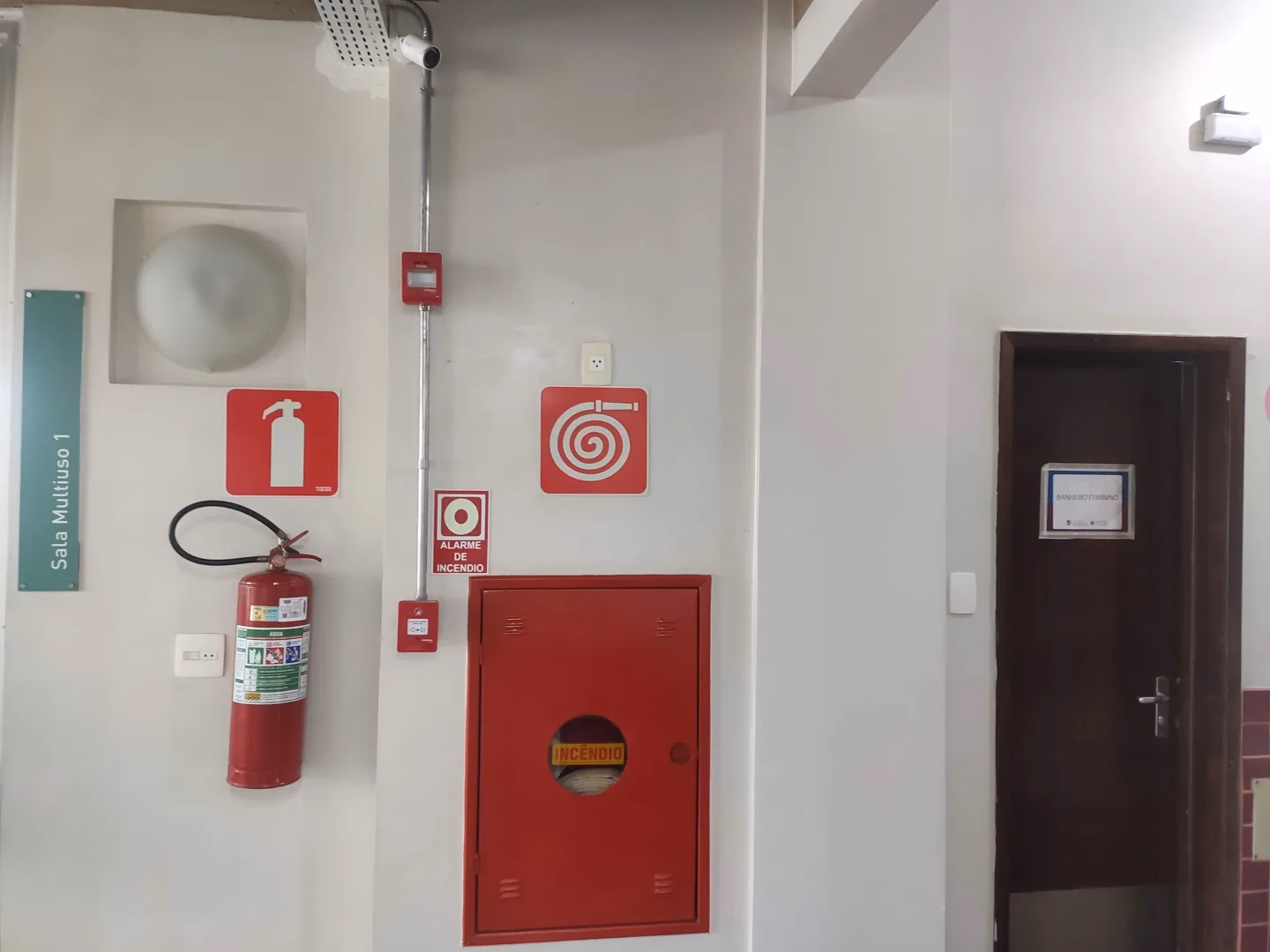Equipamentos e sinalização de proteção contra incêndio do acervo INCESA